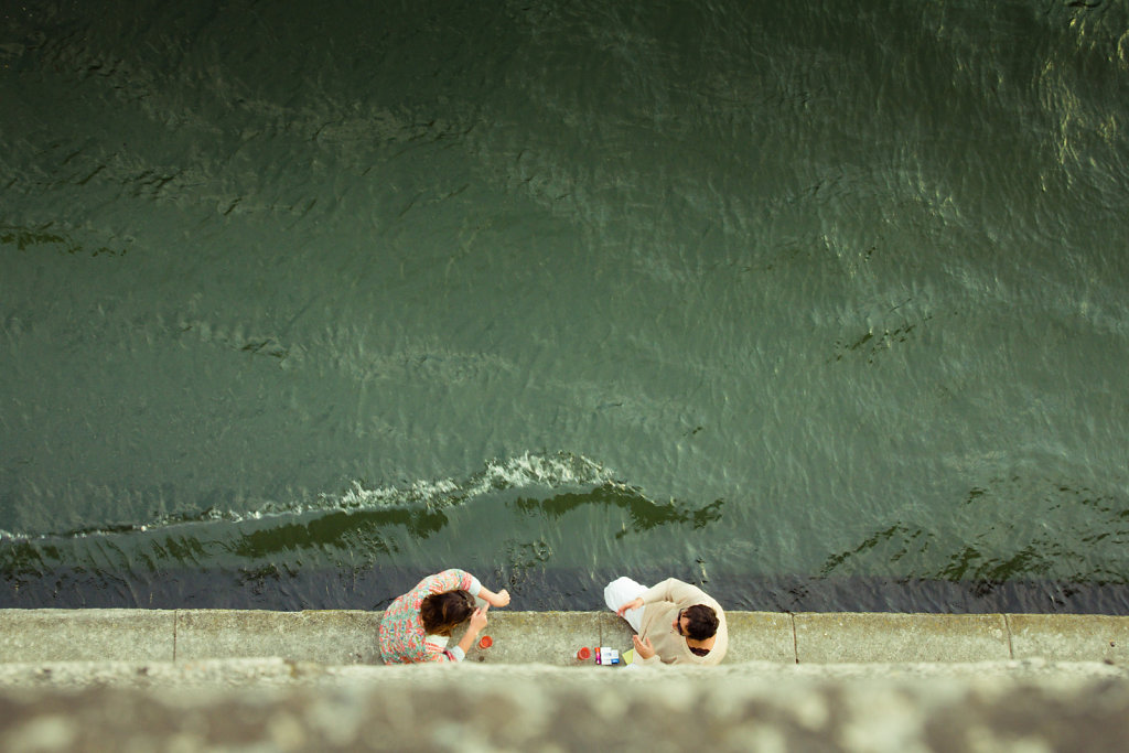 Pause cafe au bord du Seine, Paris
