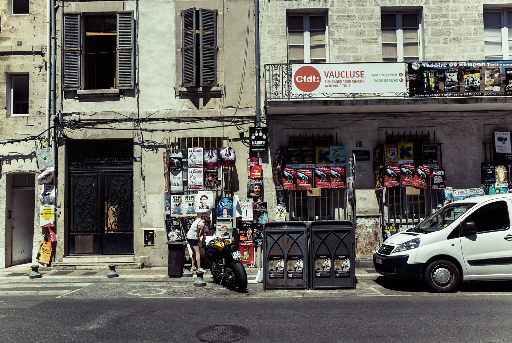 On rajoute des affiches, Avignon