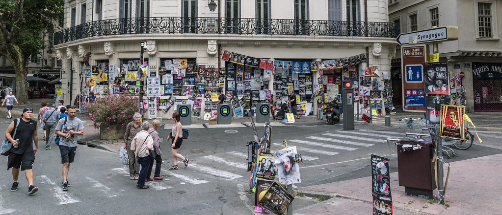 Les affiches envahissant la ville, Avignon