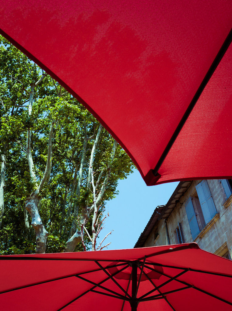 Sous des parasols rouges