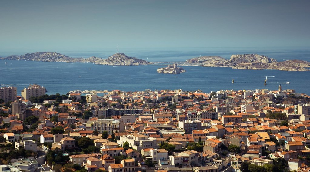 Les toits de Marseille et la mer