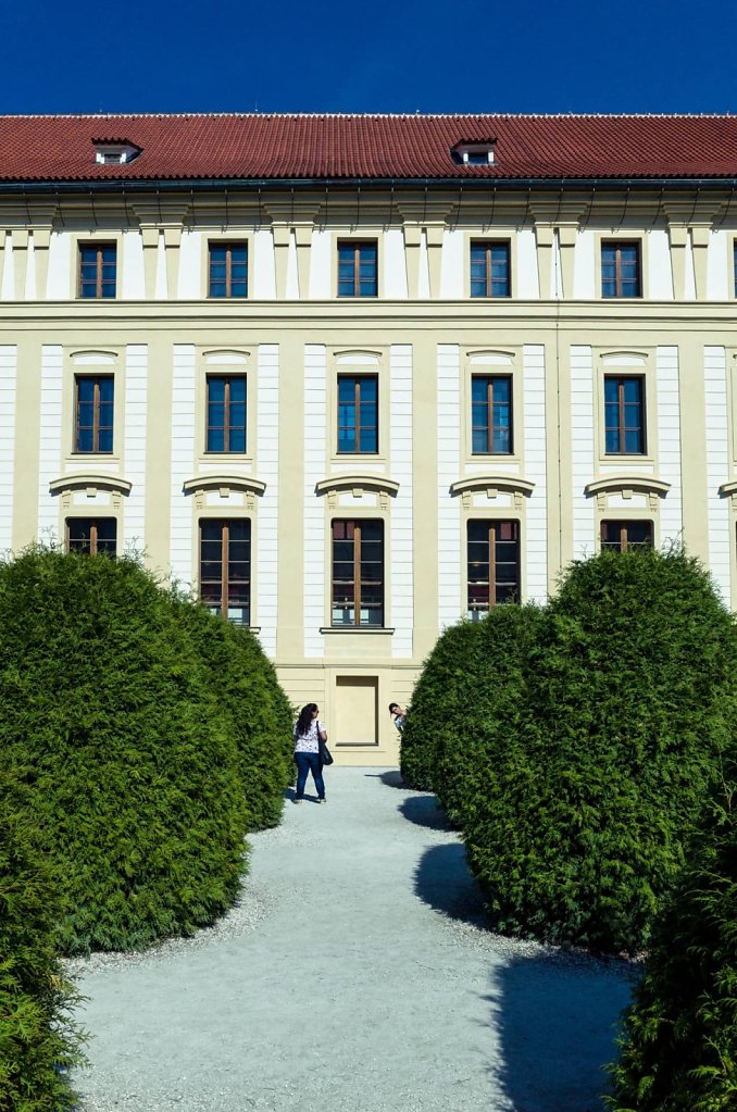 Peekaboo, Prague