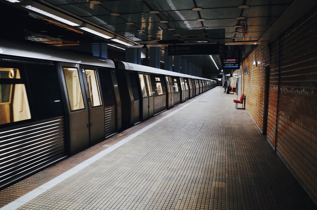 Timpuri Noi subway station